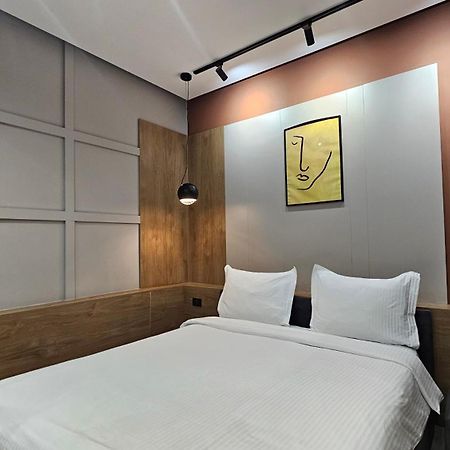Tam Serviced Studio Apartments Next To Blloku Tirana Esterno foto