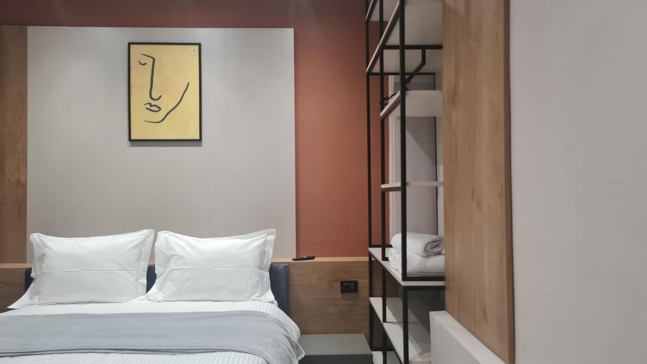 Tam Serviced Studio Apartments Next To Blloku Tirana Esterno foto
