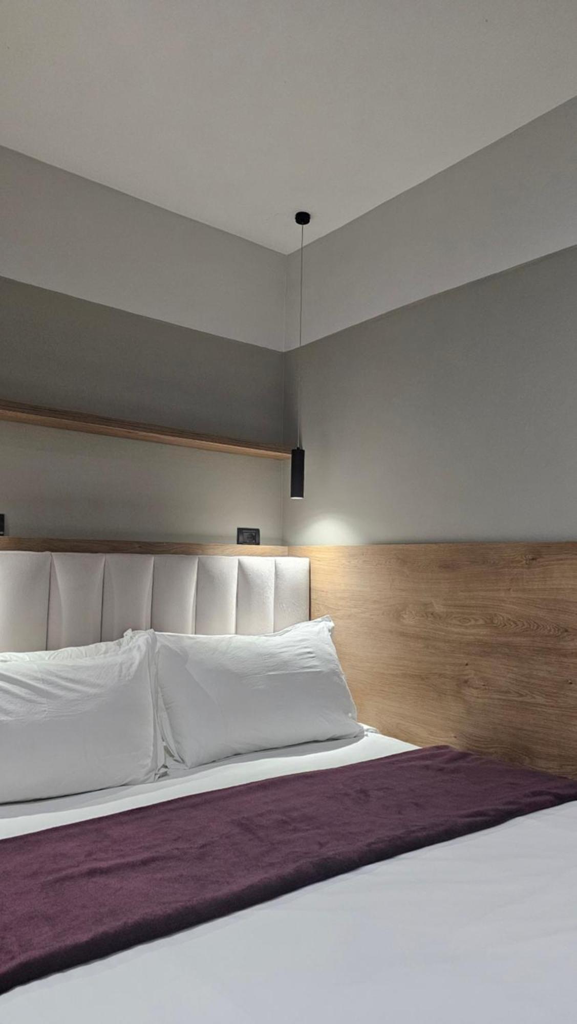 Tam Serviced Studio Apartments Next To Blloku Tirana Esterno foto