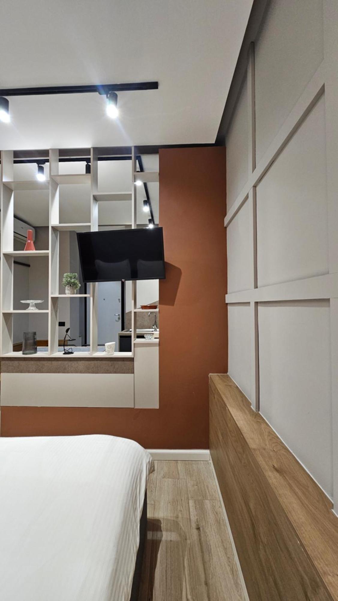 Tam Serviced Studio Apartments Next To Blloku Tirana Esterno foto