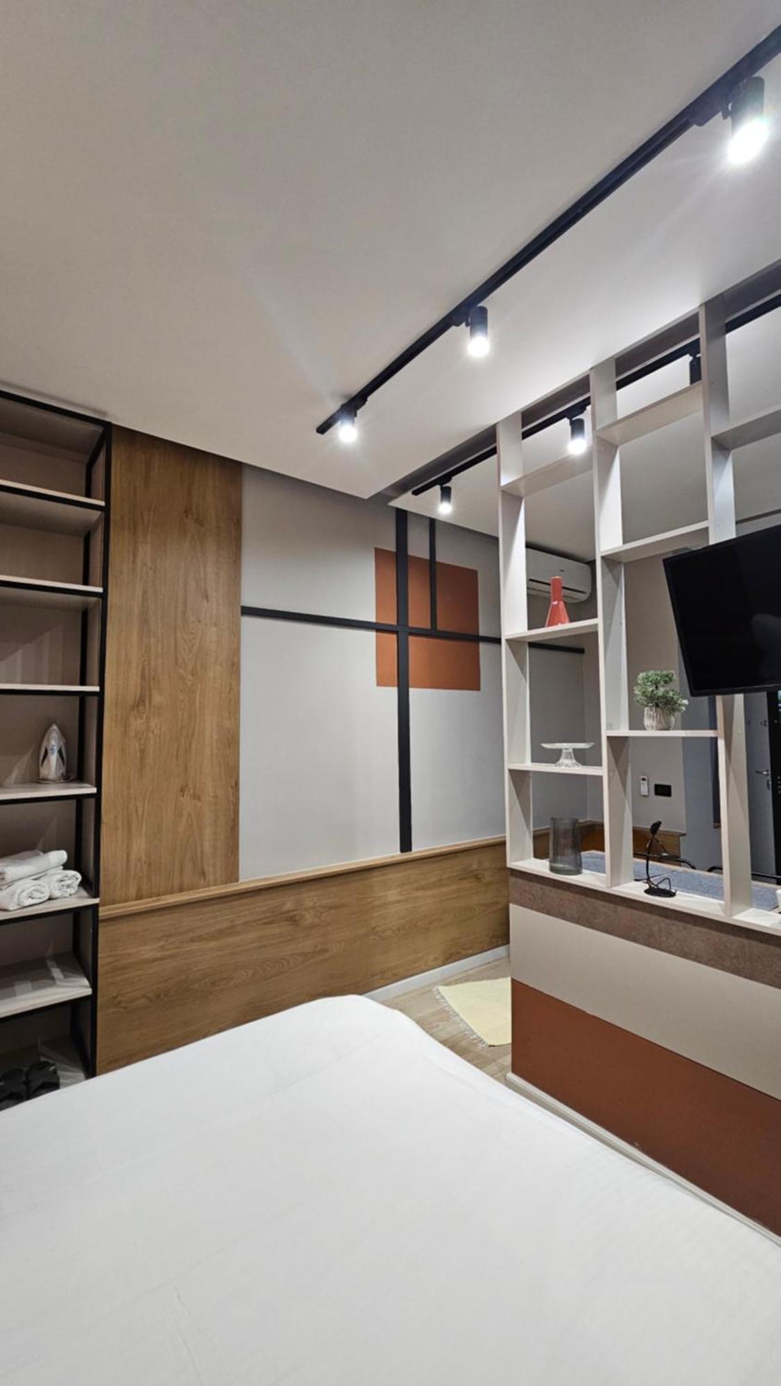 Tam Serviced Studio Apartments Next To Blloku Tirana Esterno foto