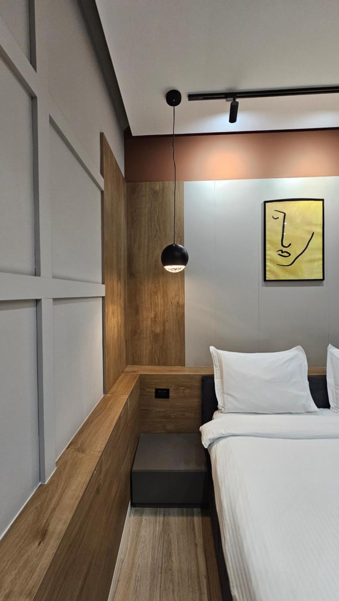 Tam Serviced Studio Apartments Next To Blloku Tirana Esterno foto