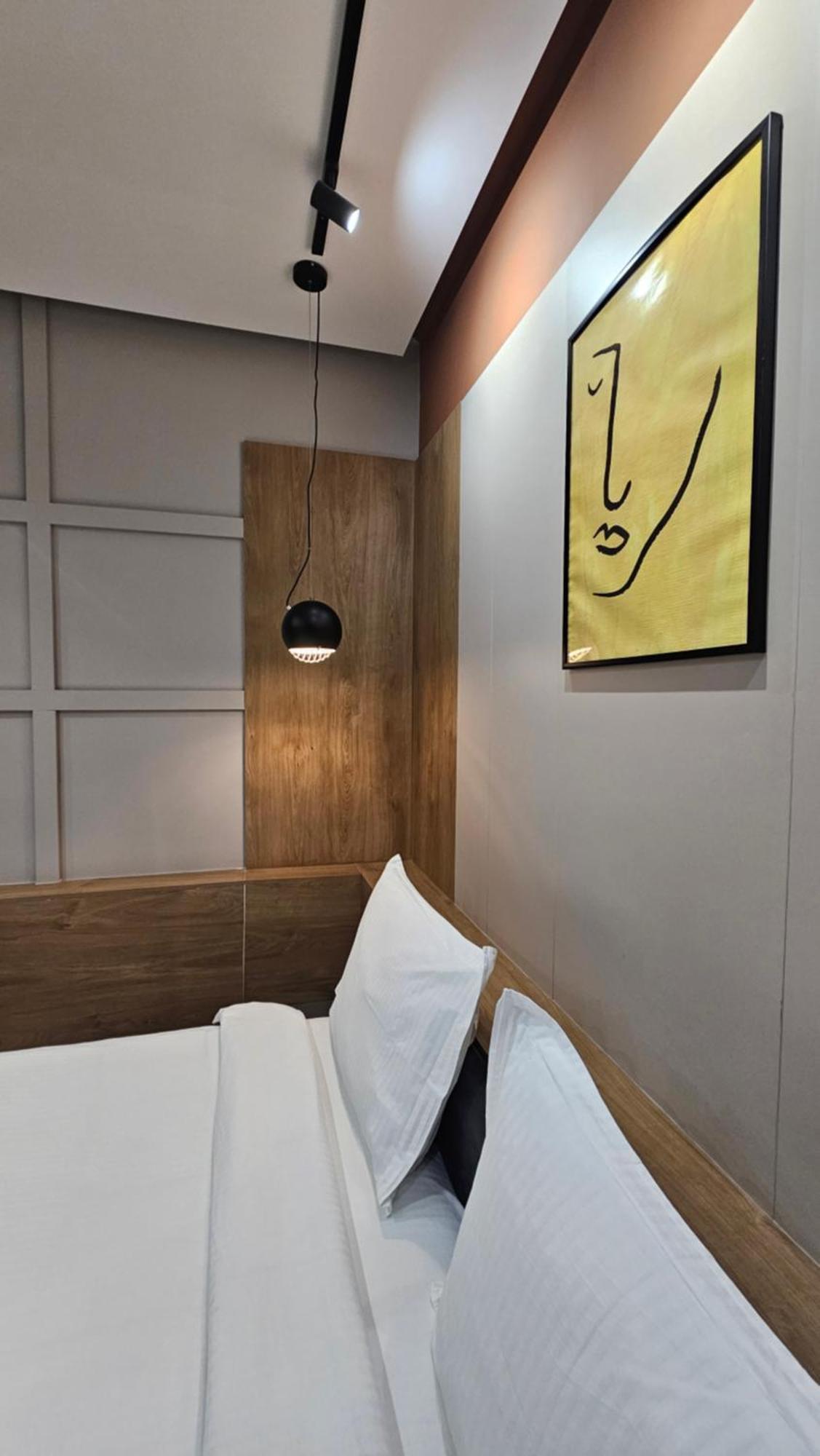 Tam Serviced Studio Apartments Next To Blloku Tirana Esterno foto