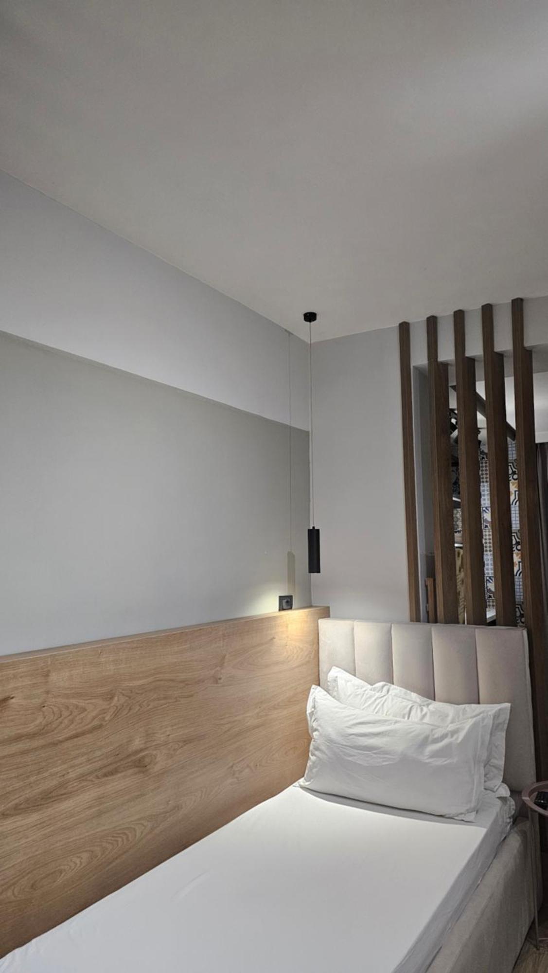 Tam Serviced Studio Apartments Next To Blloku Tirana Esterno foto