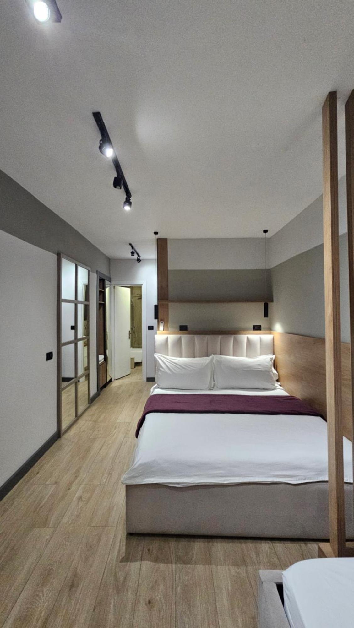Tam Serviced Studio Apartments Next To Blloku Tirana Esterno foto