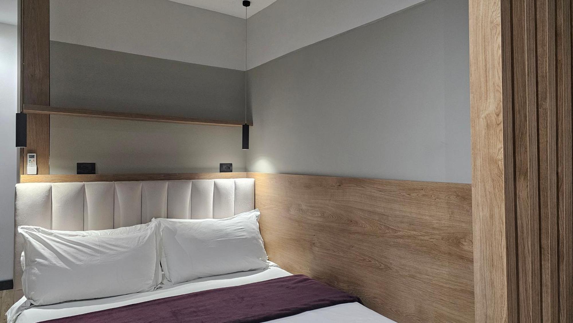 Tam Serviced Studio Apartments Next To Blloku Tirana Esterno foto