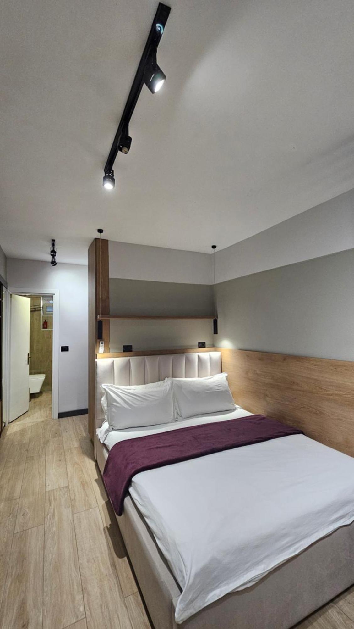 Tam Serviced Studio Apartments Next To Blloku Tirana Esterno foto
