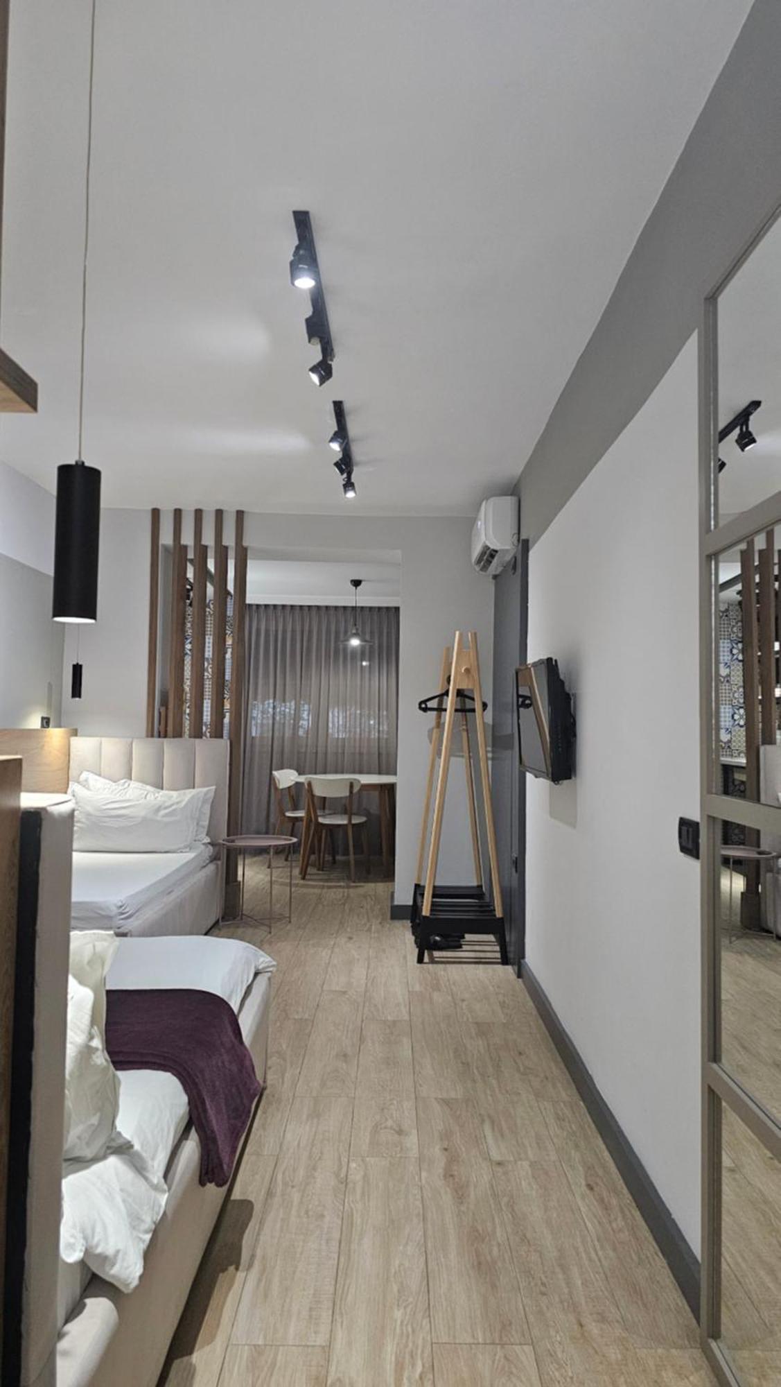 Tam Serviced Studio Apartments Next To Blloku Tirana Esterno foto