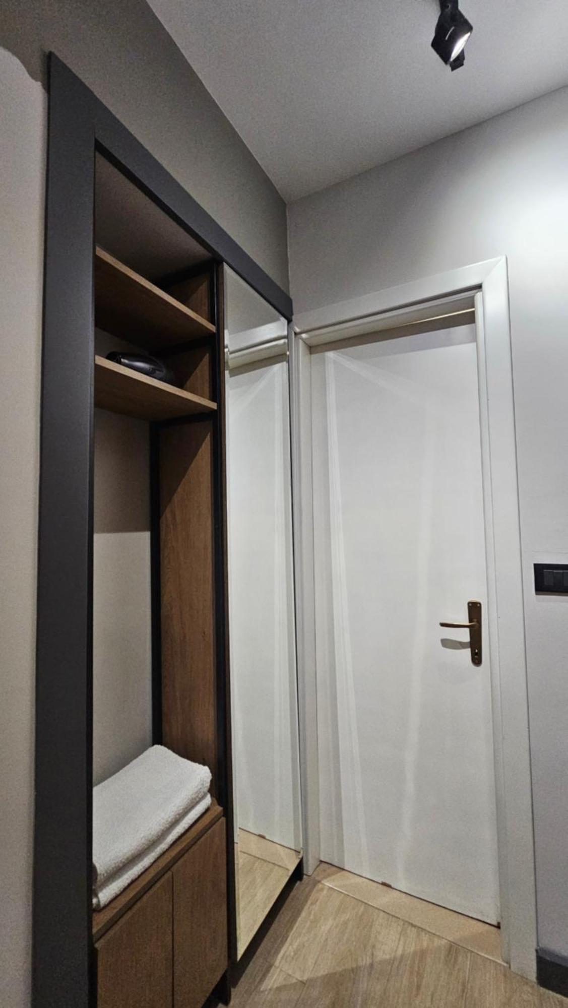 Tam Serviced Studio Apartments Next To Blloku Tirana Esterno foto