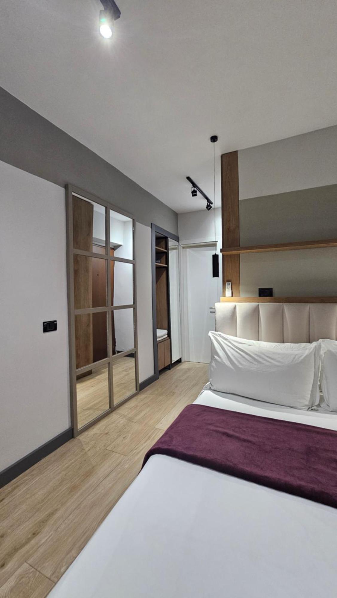 Tam Serviced Studio Apartments Next To Blloku Tirana Esterno foto