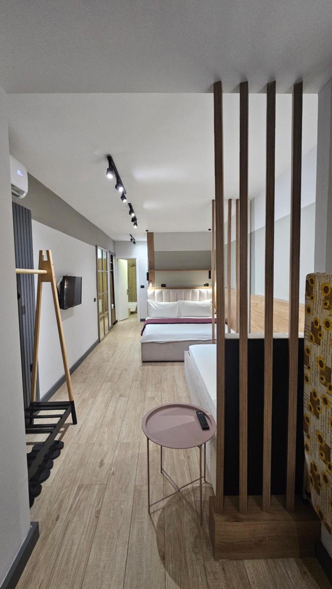 Tam Serviced Studio Apartments Next To Blloku Tirana Esterno foto