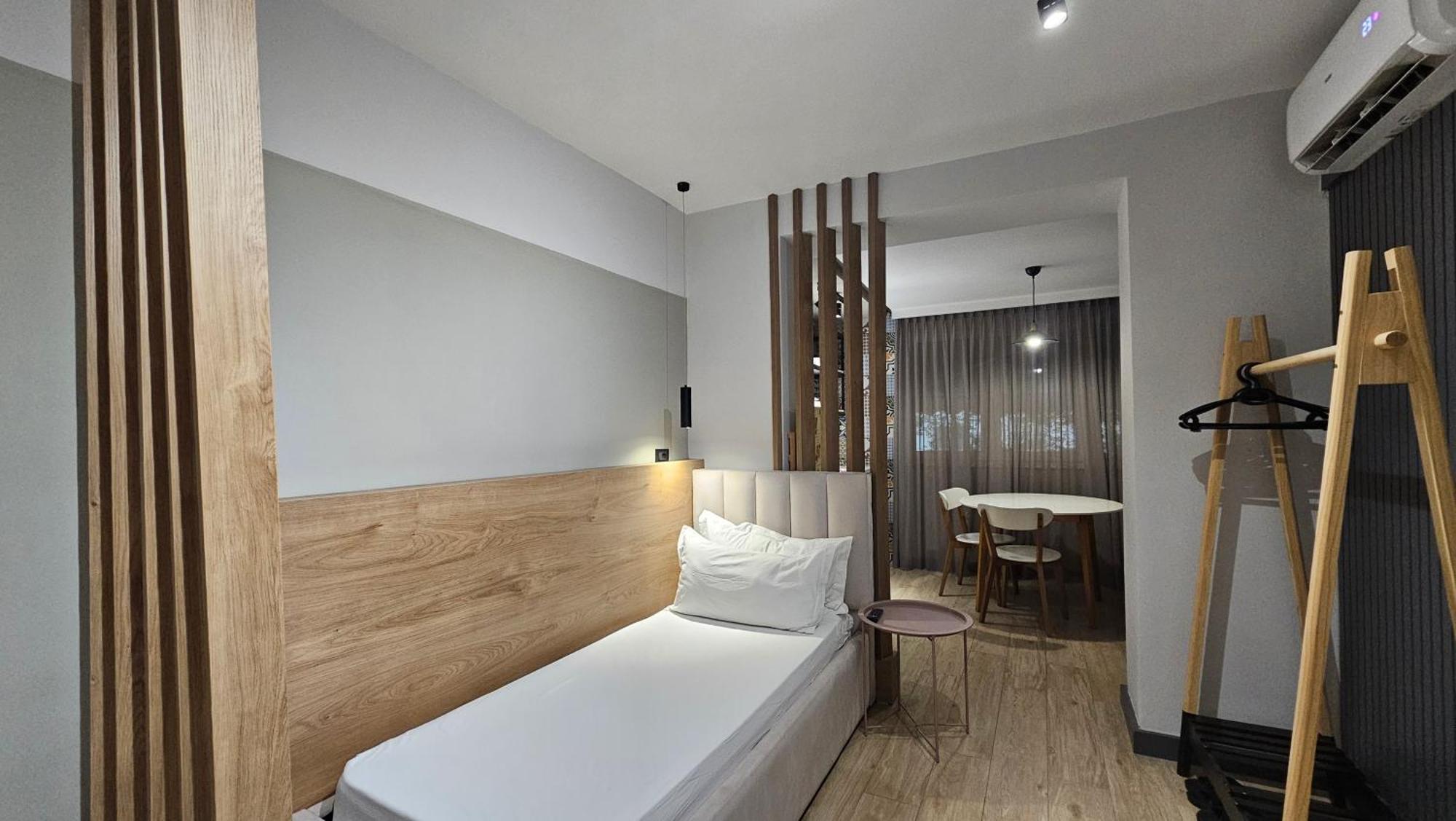 Tam Serviced Studio Apartments Next To Blloku Tirana Esterno foto