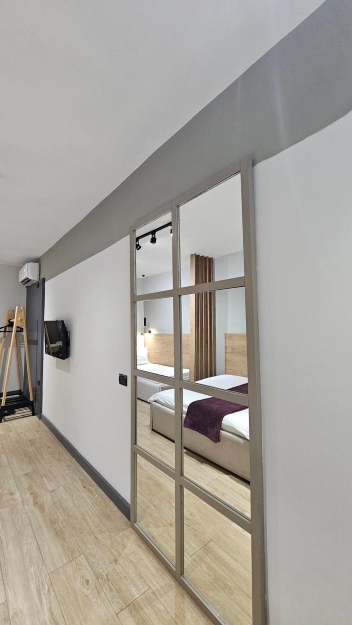 Tam Serviced Studio Apartments Next To Blloku Tirana Esterno foto