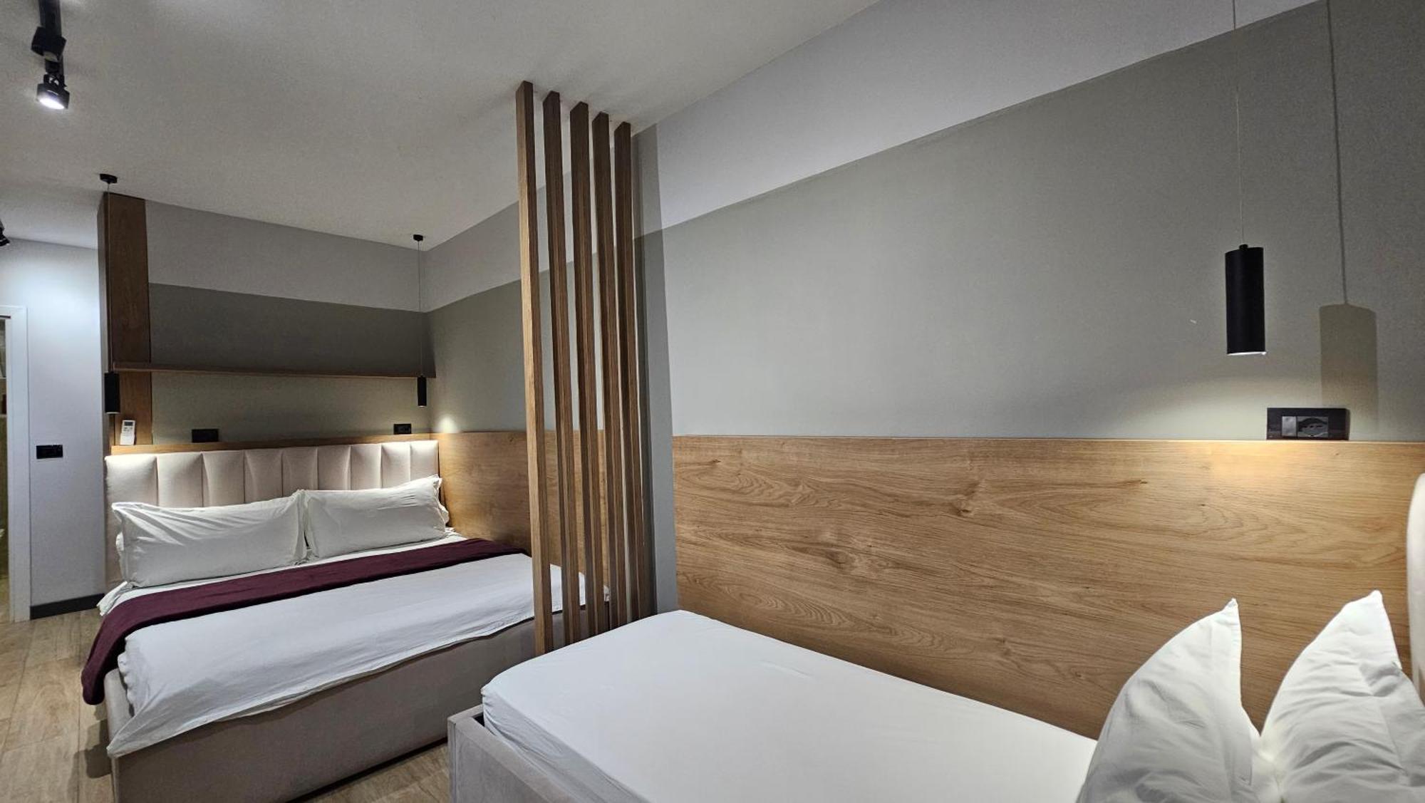Tam Serviced Studio Apartments Next To Blloku Tirana Esterno foto